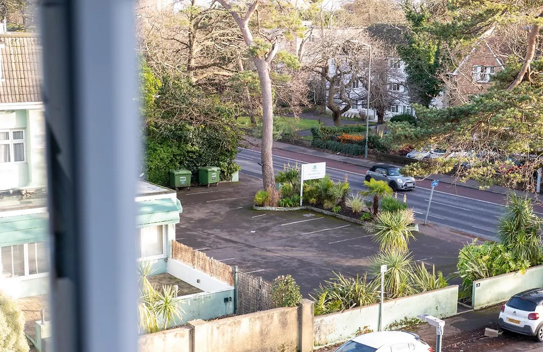 Palm Court Beachside Retreat: Cozy 2-Bedroom Flat in Bournemouth-1