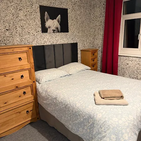 Palm Court Beachside Retreat: Cozy 2-Bedroom Flat in Bournemouth-3
